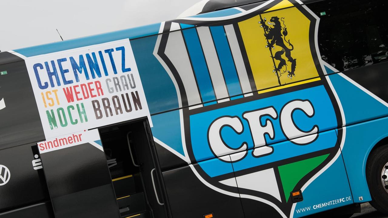 Der Mannschaftsbus vom Chemnitzer FC mit der Aufschrift "Chemnitz ist weder grau noch braun" steht am Friedensstadion (2.9.2018). 