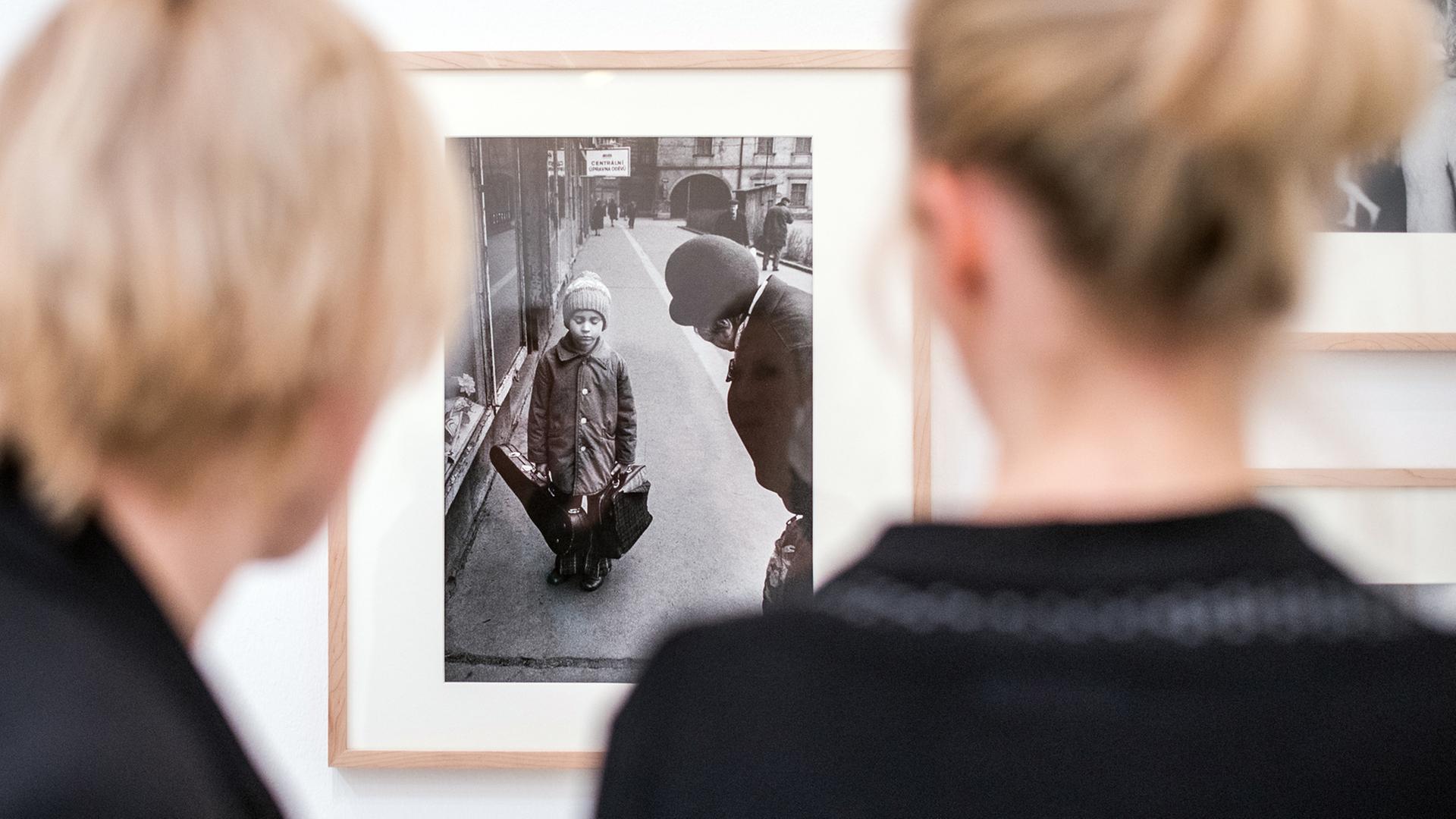Zwei Frauen betrachten im Sprengelmuseum in Hannover Fotografien des Fotografen Viktor Kolář. Der tschechische Fotograf wird erstmals in einem deutschen Museum vorgestellt (2015).