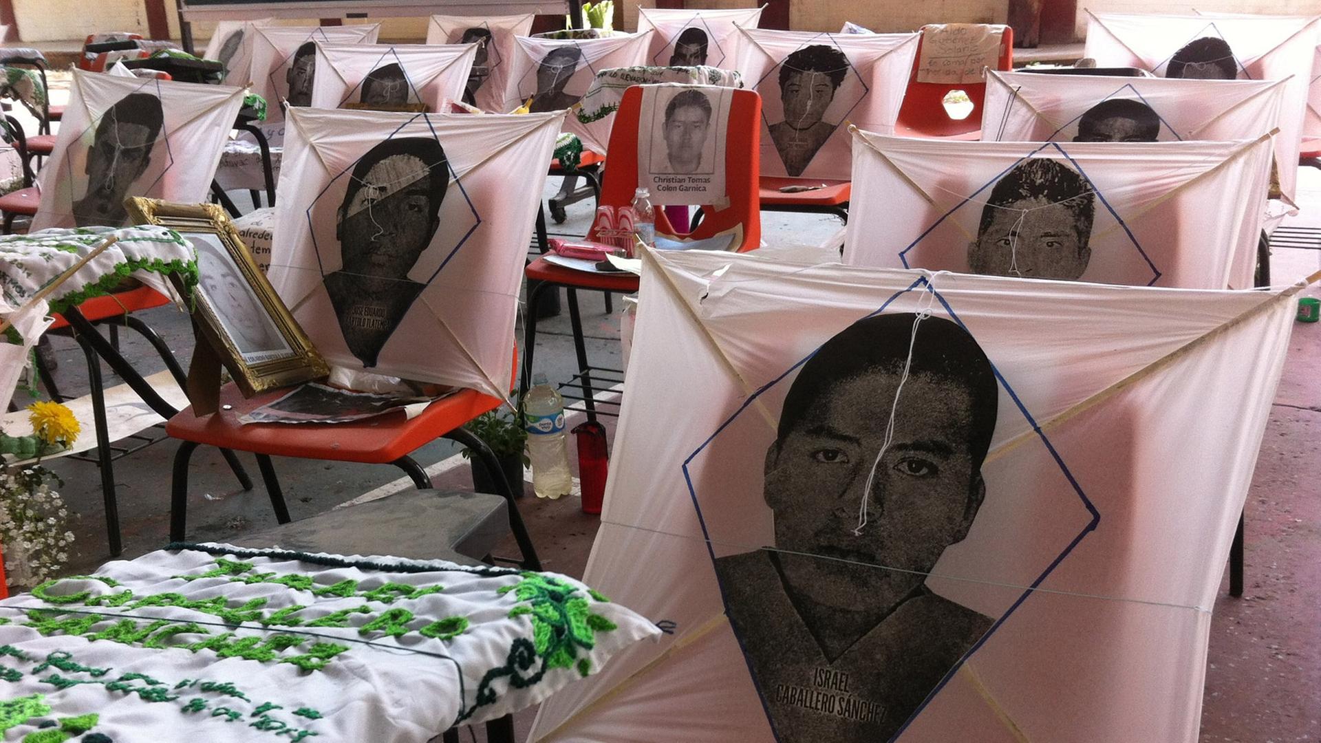 Stühle mit Bildern der vermissten Studenten in der Hochschule von Ayotzinpa