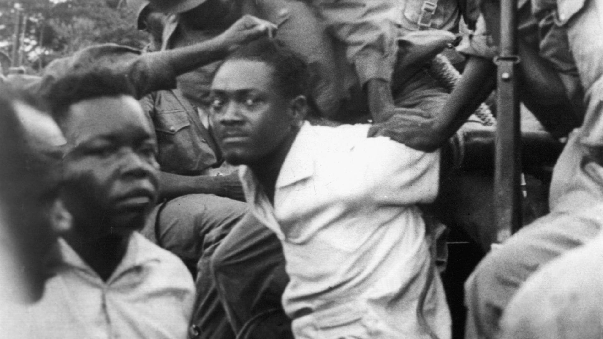 Patrice Lumumba (M) wird am 2. Dezember 1960 von Mobutu-Truppen verhaftet und der Presse vorgeführt