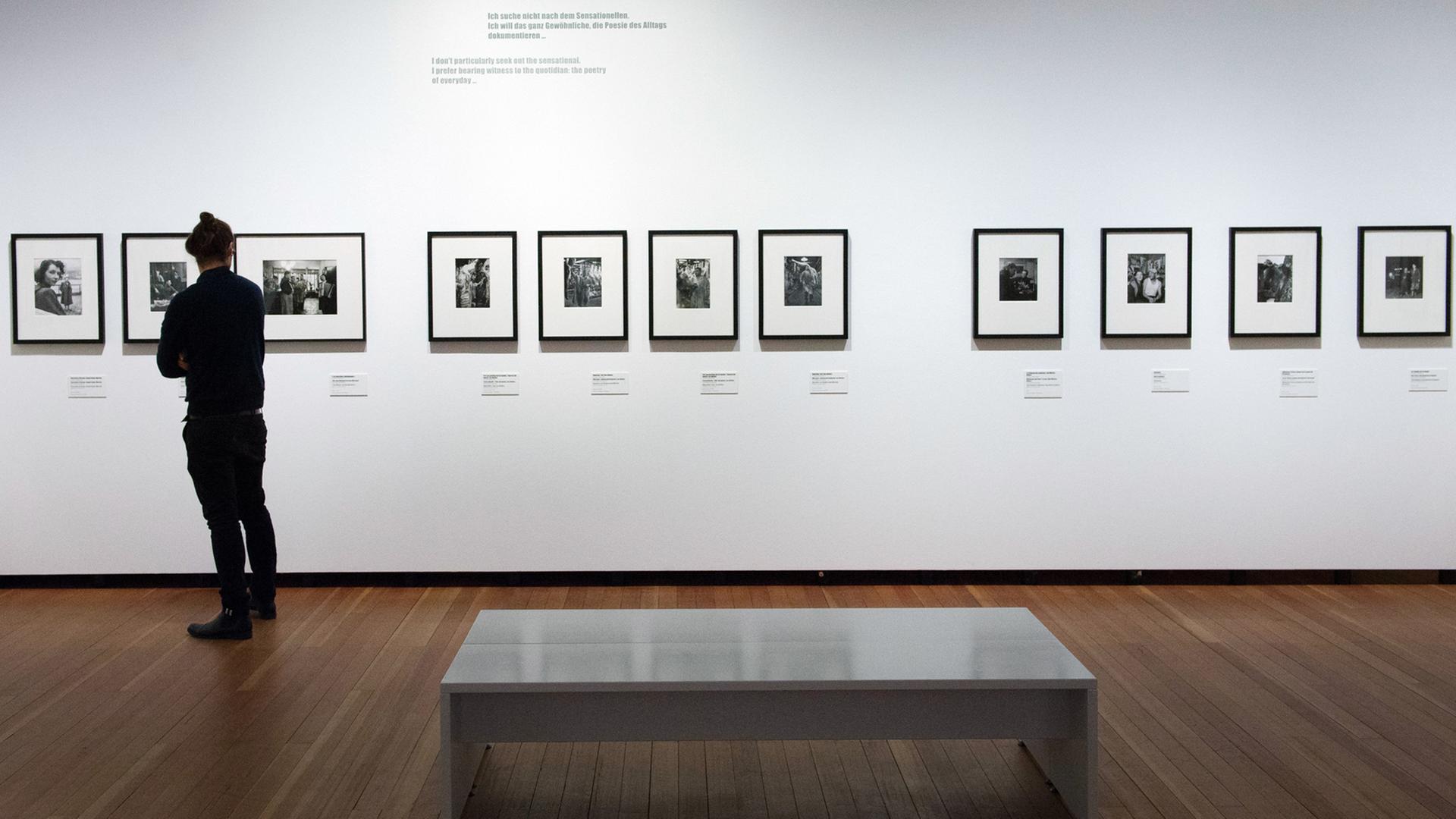 Ein Mann steht in der Ausstellung mit Werken des französischen Fotografen Robert Doisneau im Martin-Gropius-Bau.