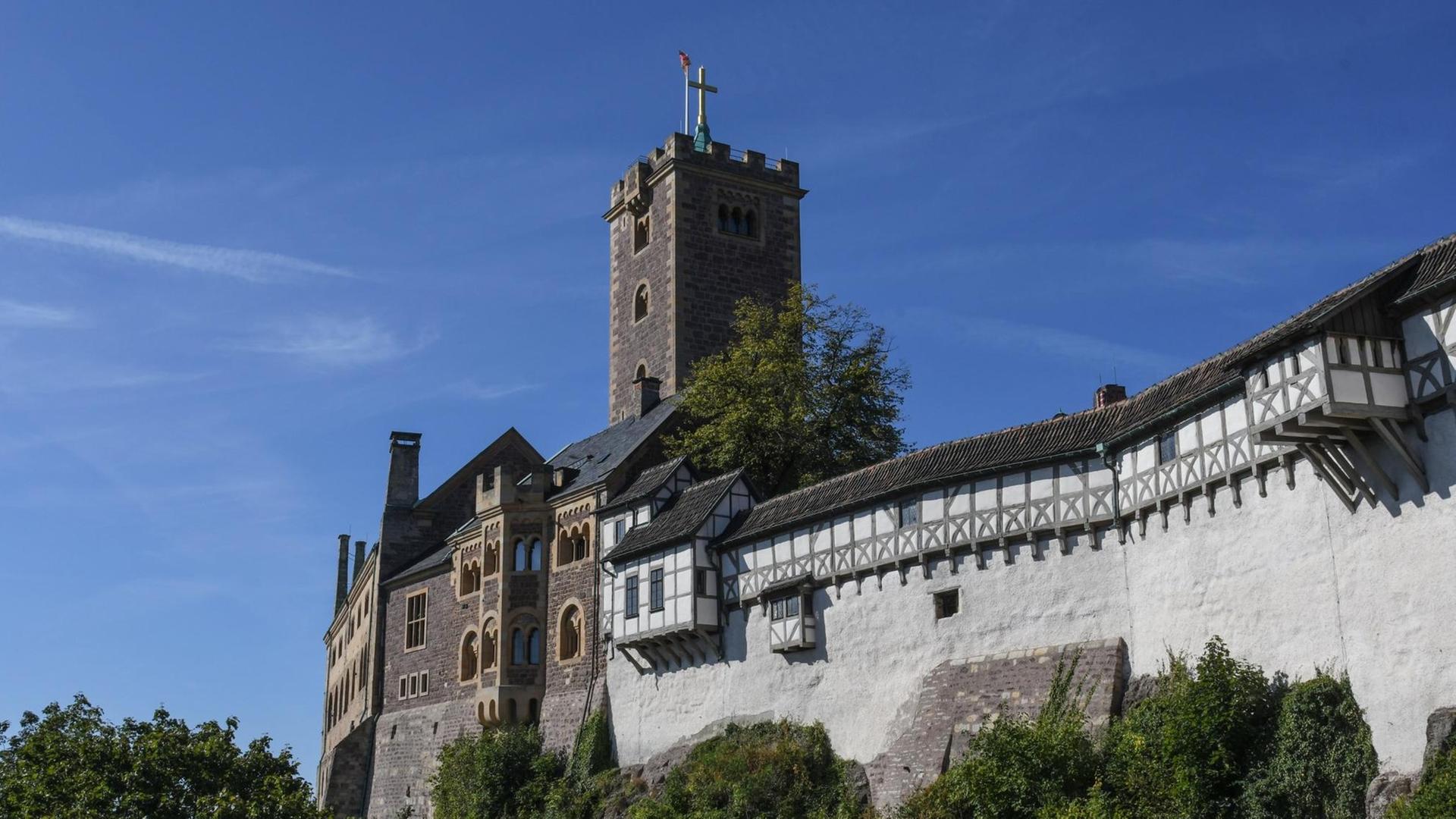  Die Wartburg über Eisenach bei strahlend blauem Himmel.Vom Mittelalter bis heute ist die Burg ein Symbolort deutscher Geschichte und inzwischen auch Unesco-Weltkulturerbe.
