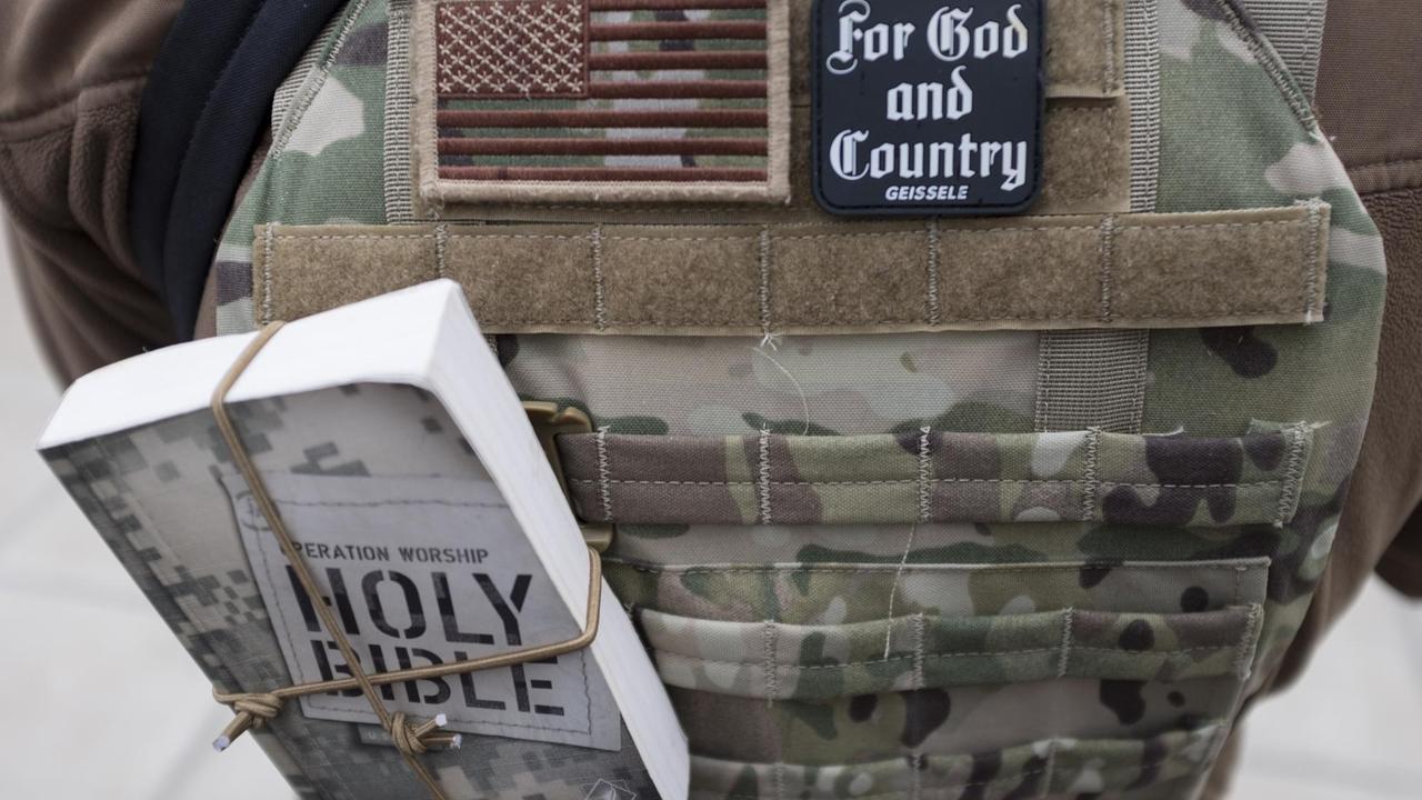 "Für Gott und das Land" steht auf der Weste einer Person, die an einer Demonstration in Indiana, USA teilnimmt 