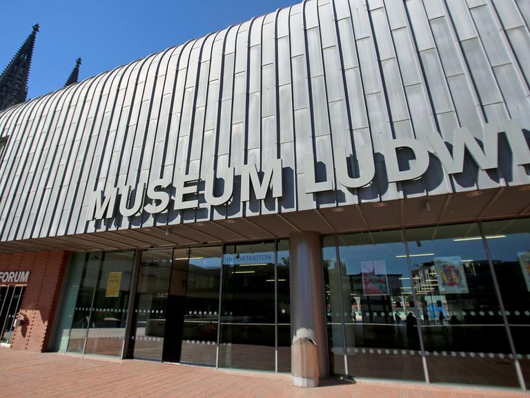 Hinter dem Museum Ludwig ist am 24.08.2016 in Köln (Nordrhein-Westfalen) der Dom zu sehen. Die Jubiläumsausstellung "Wir nennen es Ludwig. Das Museum wird 40" ist vom 27. August bis 08. Januar 2017 zu sehen.