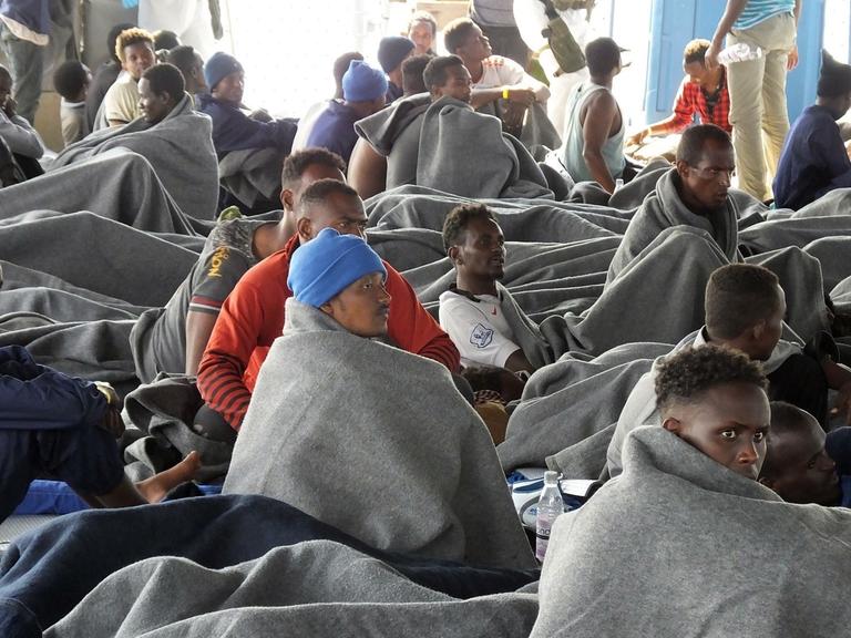 Die Deutsche Marine hat in einer Rettungsaktion etwa 60 Kilometer nordwestlich von Tripolis vor der libyschen Küste fast 1200 Migranten im Mittelmeer aus Seenot gerettet und nach Italien gebracht.