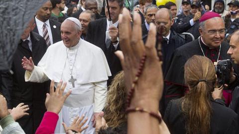 Papst Franziskus begrüßt die Menschen in der Varginha Favela in Rio de Janeiro.