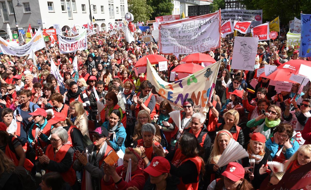 Streikende Erzieher im Mai 2015 in Gießen