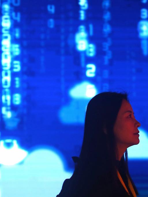 Ein Besucherin steht vor einem Bildschirm im Big Data Research Center in Guiyang, der Hauptstadt der chinesischen Provinz Guizhou.