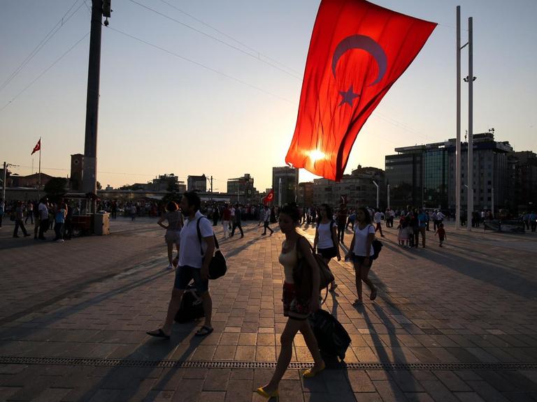 Türkei-Flagge weht im Wind auf dem Taksim-Platz in Istanbul.