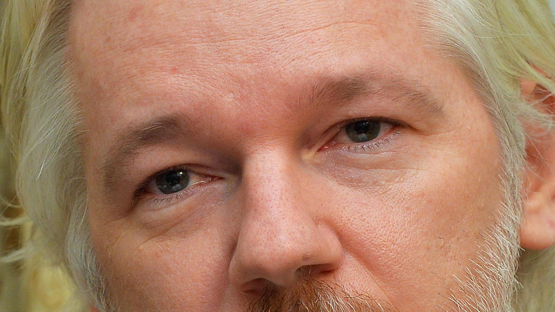 Wikileaks-Gründer Julian Assange wirkt bei seiner Erklärung in der ecuadorianischen Botschaft erschöpft: "Ich werde die Botschaft bald verlassen."