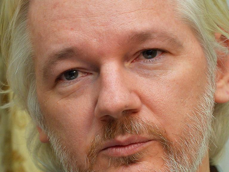 Wikileaks-Gründer Julian Assange wirkt bei seiner Erklärung in der ecuadorianischen Botschaft erschöpft: "Ich werde die Botschaft bald verlassen."