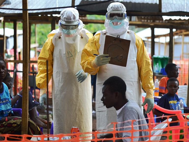 Ebola-Patienten und Ärzte in einem Ärzte ohne Grenzen-Camp in Kailahun, Sierra Leone