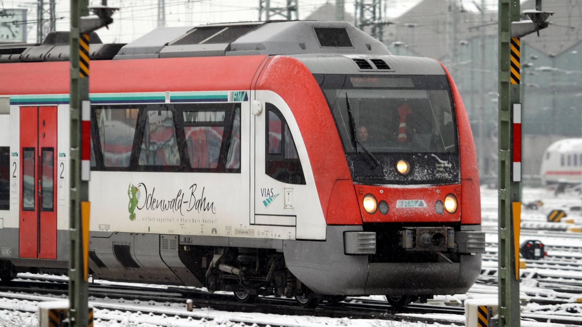 Wintereinbruch in Hessen: Regionalexpress der VIAS Odenwaldbahn Dieseltriebzug hält Einfahrt in den Hauptbahnhof Frankfurt