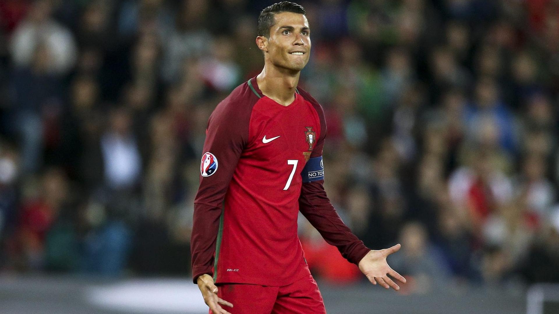 Cristiano Ronaldo, Stürmer der portugiesischen Mannschaft, mit skeptischem Blick. Cristiano Ronaldo, Stürmer der portugiesischen Mannschaft, mit skeptischem Blick.