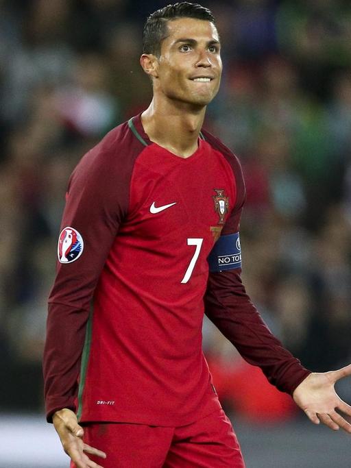 Cristiano Ronaldo, Stürmer der portugiesischen Mannschaft, mit skeptischem Blick.