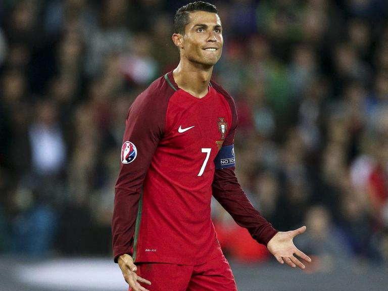 Cristiano Ronaldo, Stürmer der portugiesischen Mannschaft, mit skeptischem Blick.