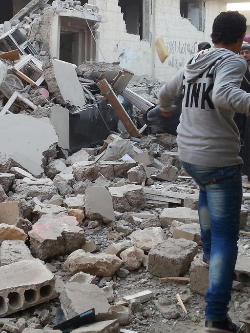 Zerstörung in Rakka, hier nach einem Luftangriff der westlichen Allianz am 11. November 2014