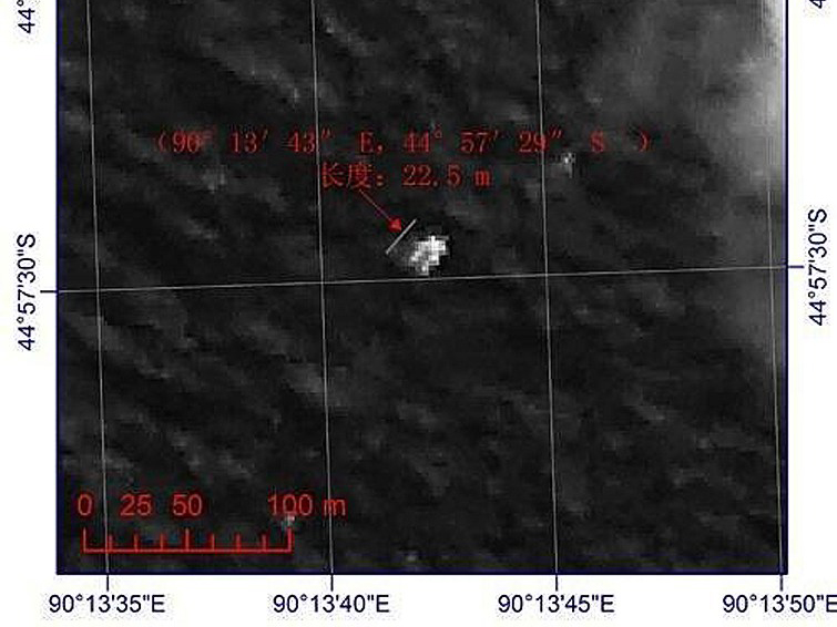 Ein chinesisches Satellitenfoto, auf dem in der Mitte ein verschwommenes weißes Objekt zu sehen ist.