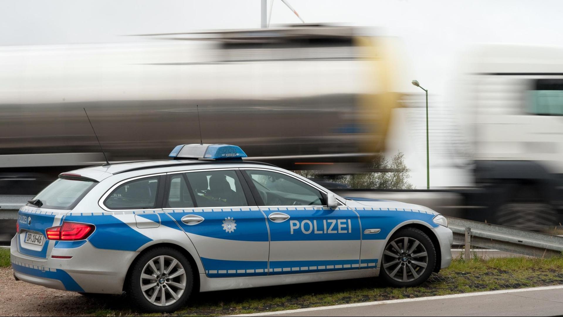 Lastwagen rollen am 21.10.2015 auf der Autobahn 12 nahe der deutsch-polnischen Grenze an einem Streifenwagen der Bundespolizei vorbei.
