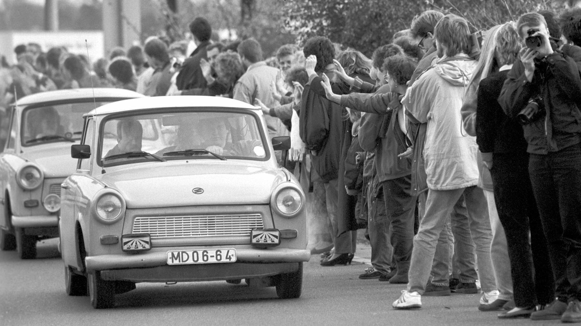 DDR-Bürger werden am 10.11.1989 am Grenzübergang Helmstedt-Marienborn, von Sachsen-Anhalt nach Niedersachsen kommend, von zahlreichen Menschen begrüßt.