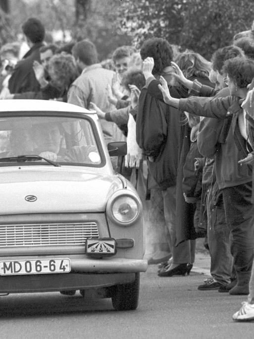 DDR-Bürger werden am 10.11.1989 am Grenzübergang Helmstedt-Marienborn, von Sachsen-Anhalt nach Niedersachsen kommend, von zahlreichen Menschen begrüßt.