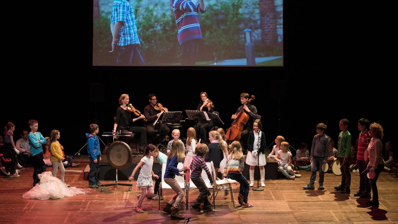 Musiker des Rundfunk-Sinfonieorchesters Berlin gestalten mit Kindern die sogenannten Mitmachkonzerte im Rahmen des Education-Programms des Orchesters.