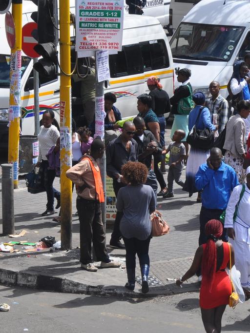 Eine Straßenszene im Stadtteil Hillbrow, Johannesburg NUR FÜR CORSO SPEZIAL 06.06.14 verwenden!
