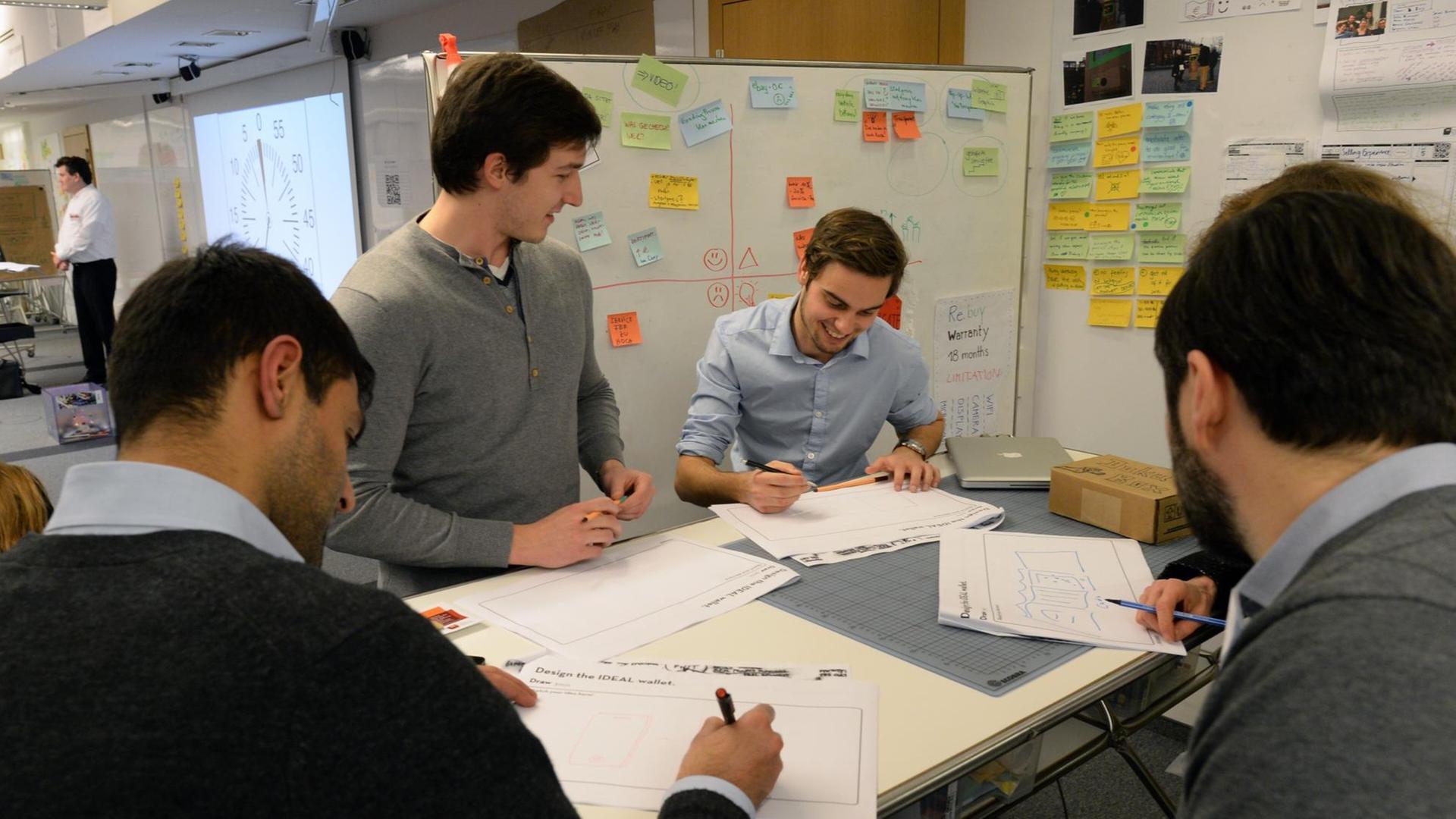 Teilnehmer der School of Design Thinking am Hasso Plattner Institut in Potsdam (Brandenburg) nehmen an einem Seminar teil.