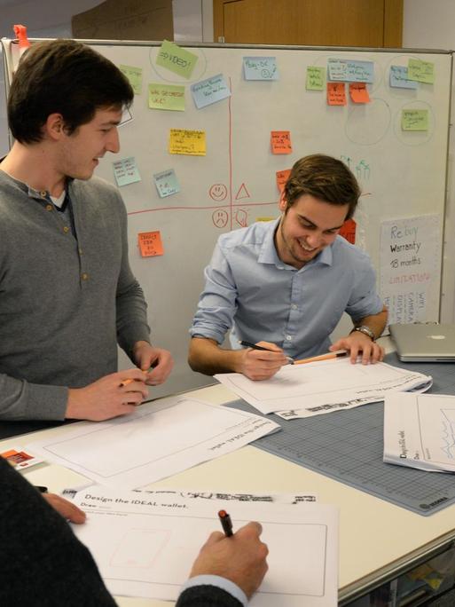 Teilnehmer der School of Design Thinking am Hasso Plattner Institut in Potsdam (Brandenburg) nehmen an einem Seminar teil.