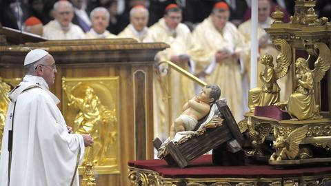 Papst Franziskus feiert Christmette im Petersdom