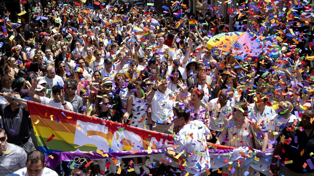 Am "Pride March" 2019 in New York nahmen mehrere hunderttausend Menschen teil.