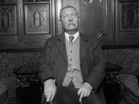 Sir Arthur Conan Doyle wurde durch seine Detektivromane mit Sherlock Holmes und Dr. Watson berühmt. Sir Arthur Conan Doyle wurde durch seine Detektivromane mit Sherlock Holmes und Dr. Watson berühmt.