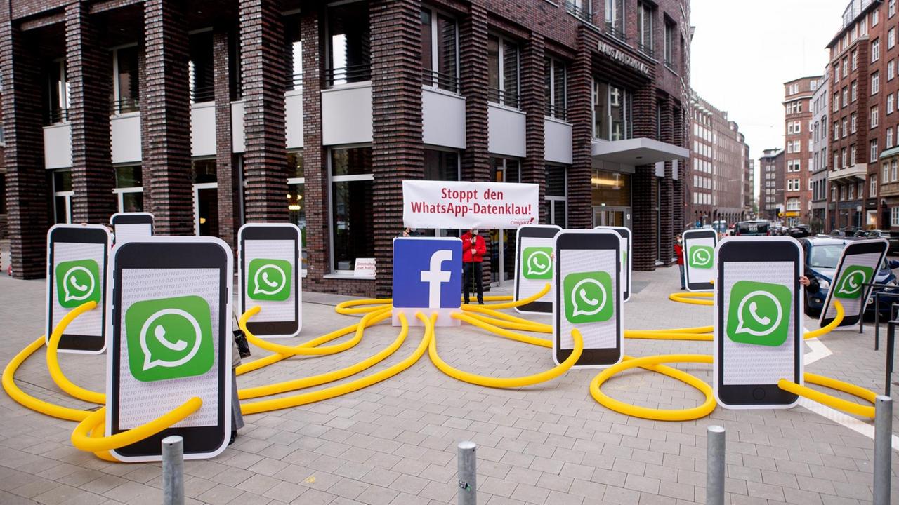 Aktivisten des Kampagnennetzwerks Campact demonstrieren vor dem Sitz des Internet-Konzerns Facebook unter dem Motto "Stoppt den WhatsApp-Datenklau" gegen neue Nutzungsbedingungen der Kommunikations-App "WhatsApp".