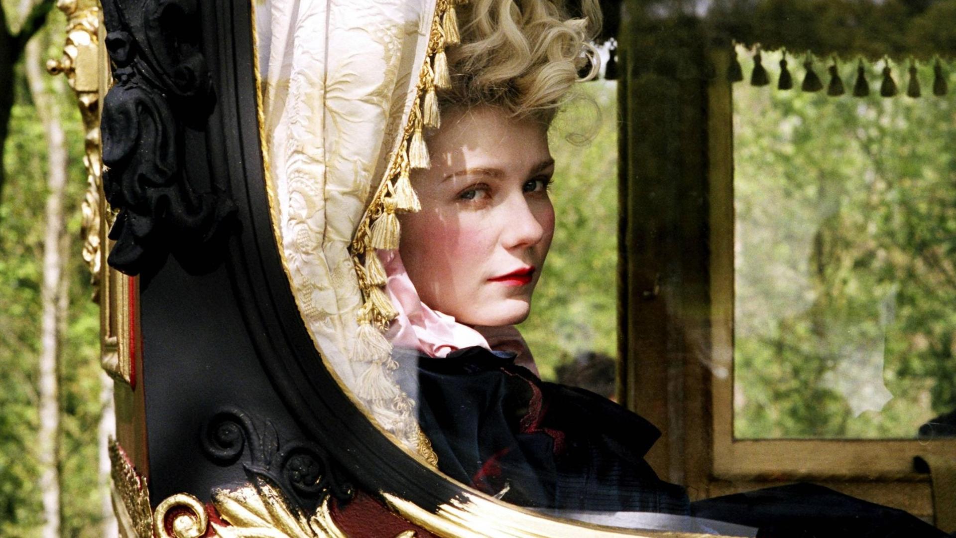 Marie-Antoinette in einer Kutsche, verkörpert durch Kirsten Dunst, im Sofia Coppolas Film von 2006