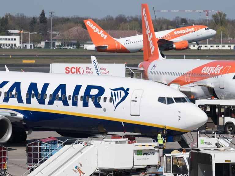 Flugzeuge der Gesellschaften Ryanair und Easyjet stehen auf dem Rollfeld des Flughafen Tegel.
