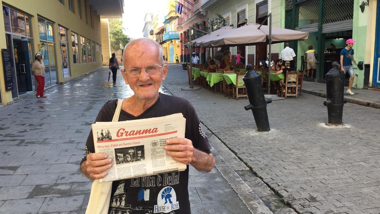 Rentner Rafael verkauft Zeitungen an Touristen, um ein bisschen Geld in harter Währung hinzuzuverdienen