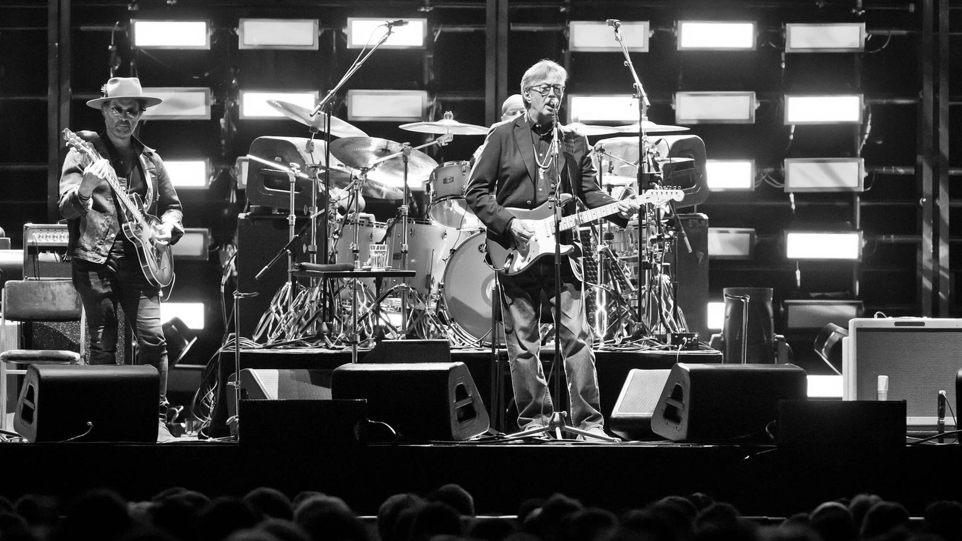 Der britische Musiker Eric Clapton mit seiner Band auf der Bühne in Berlin, 2019.