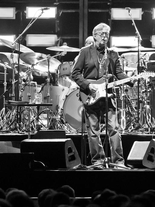 Der britische Musiker Eric Clapton mit seiner Band auf der Bühne in Berlin, 2019.