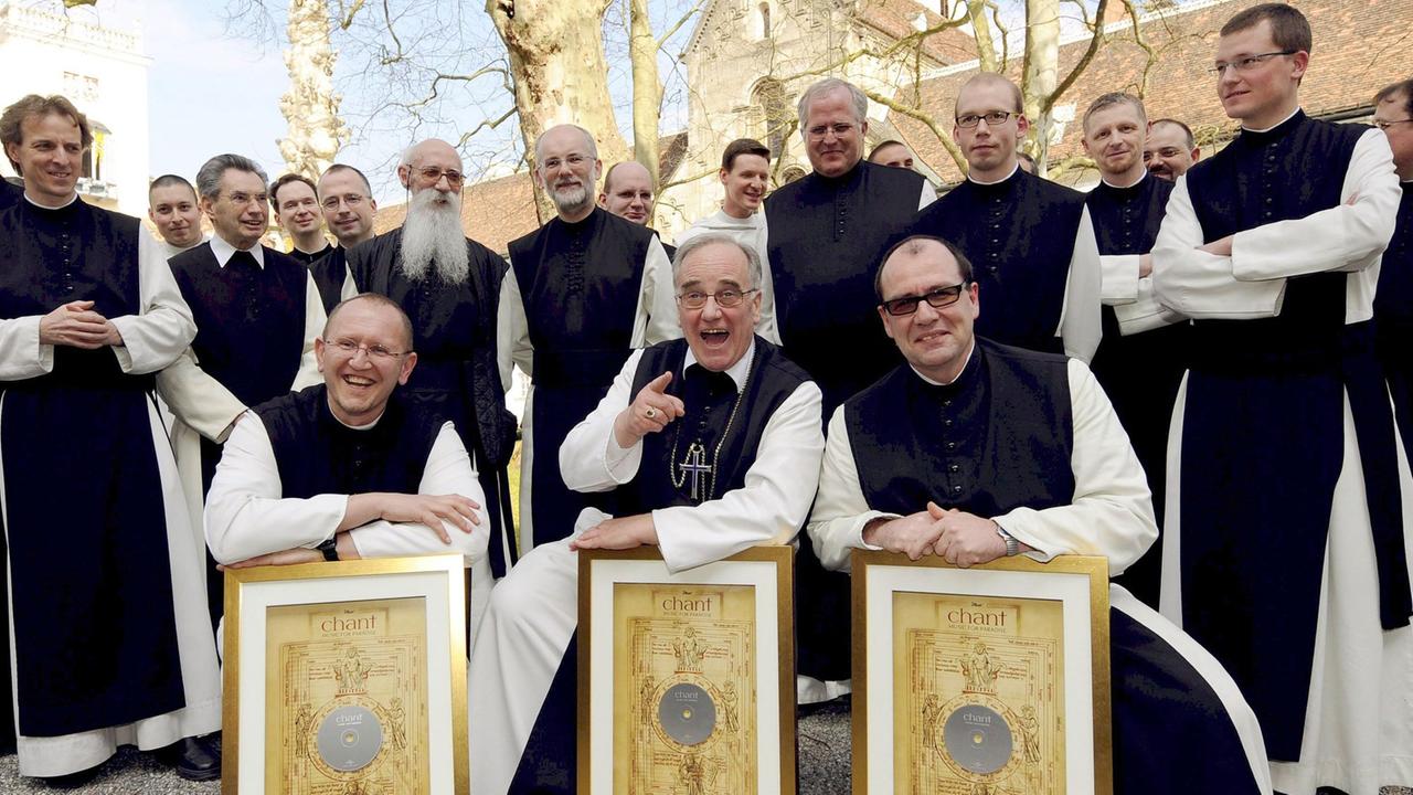 Die singenden Mönche des Klosters Heiligenkreuz präsentieren die Platin-Auszeichnung für ihr Album "Chant".