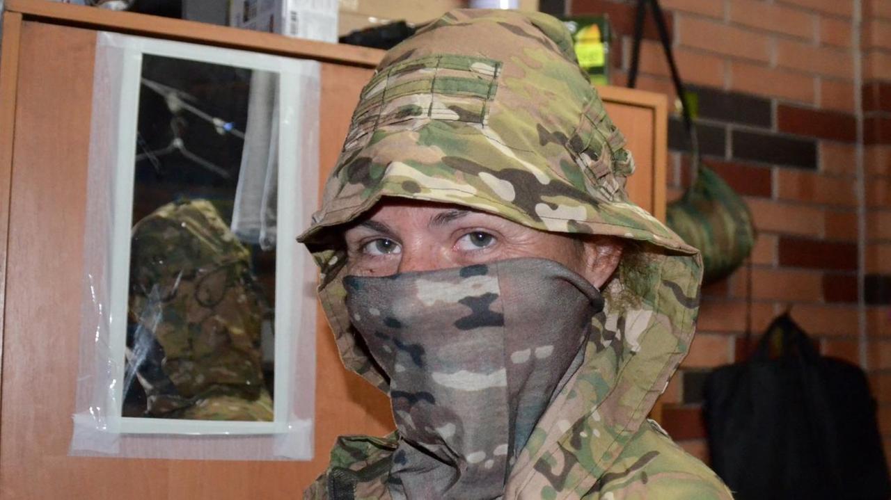 Die 45-jährige Elena ist eine von 50.000 Soldatinnen, die momentan in der ukrainischen Armee oder in den freiwilligen Bataillons dienen.