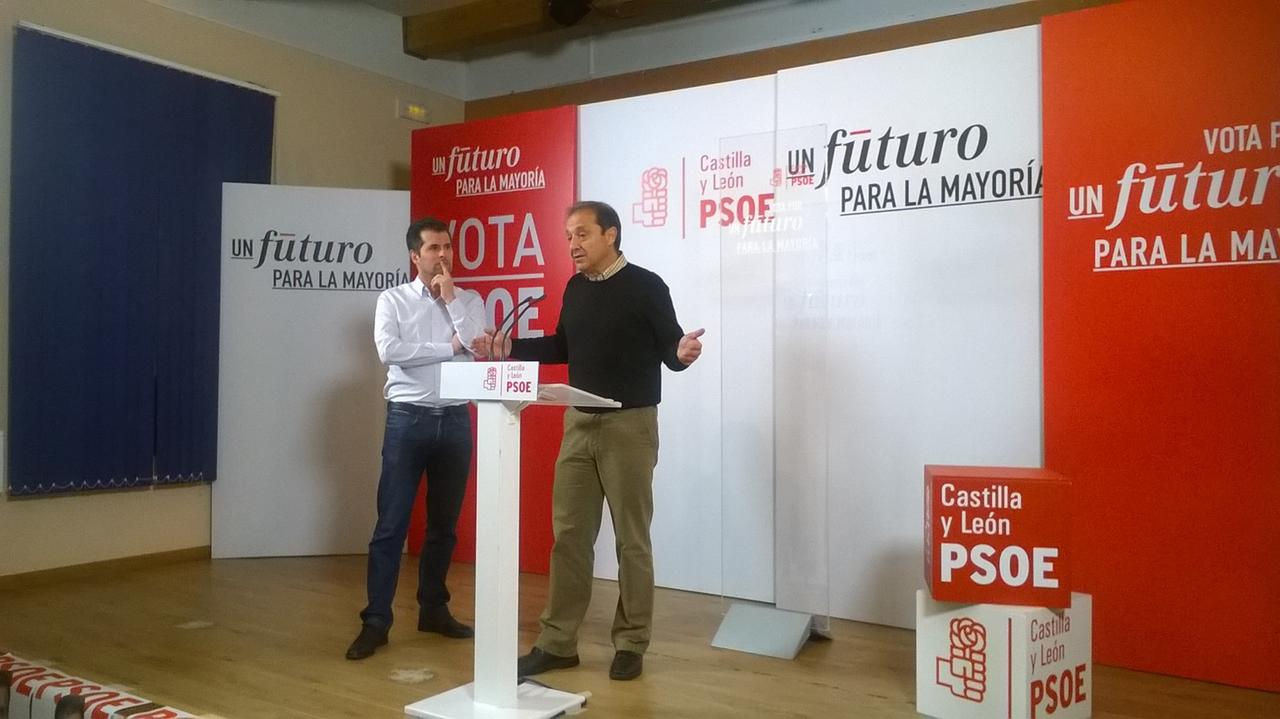 Juan Luis Gordo, Spitzenkandidat der Sozialisten (PSOE) in der Provinz Segovia, beim Wahlkampf in Ayllón.