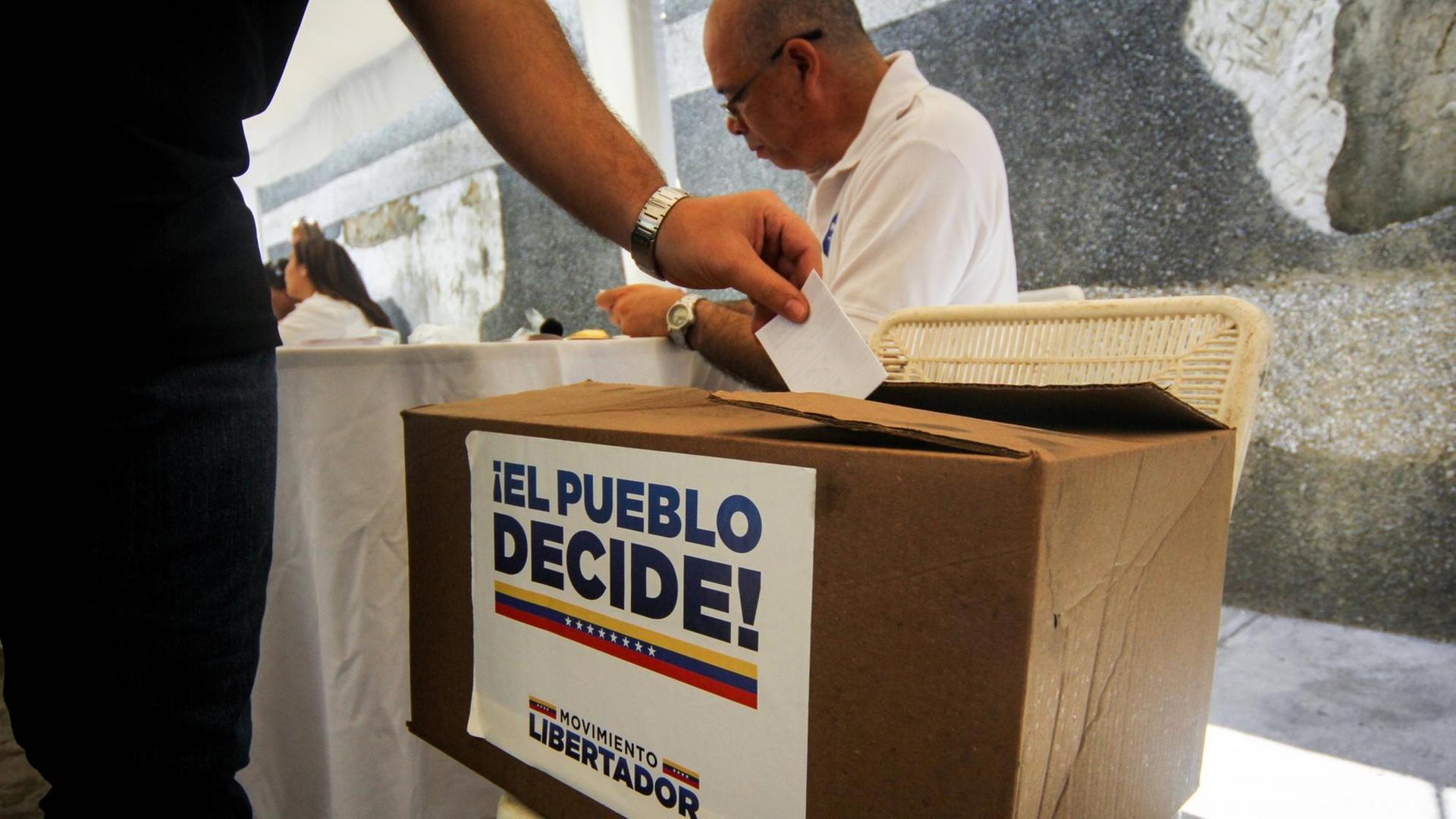 Eine Wahlurne bei der Abstimmung in Caracas