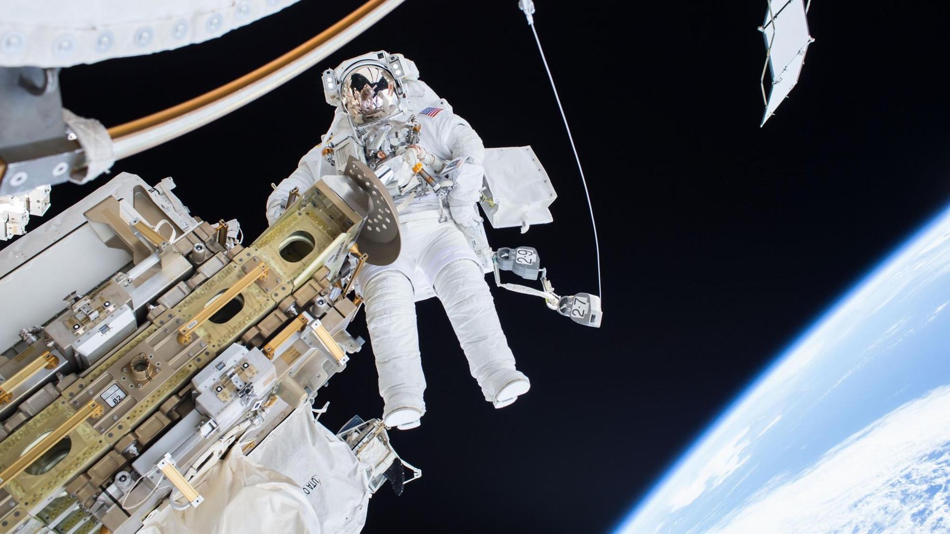 Schwerelos, aber nicht im rechtsfreien Raum: ein Astronaut bei Arbeiten an der ISS