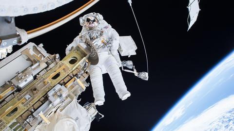 Schwerelos - ein Astronaut bei Arbeiten an der ISS