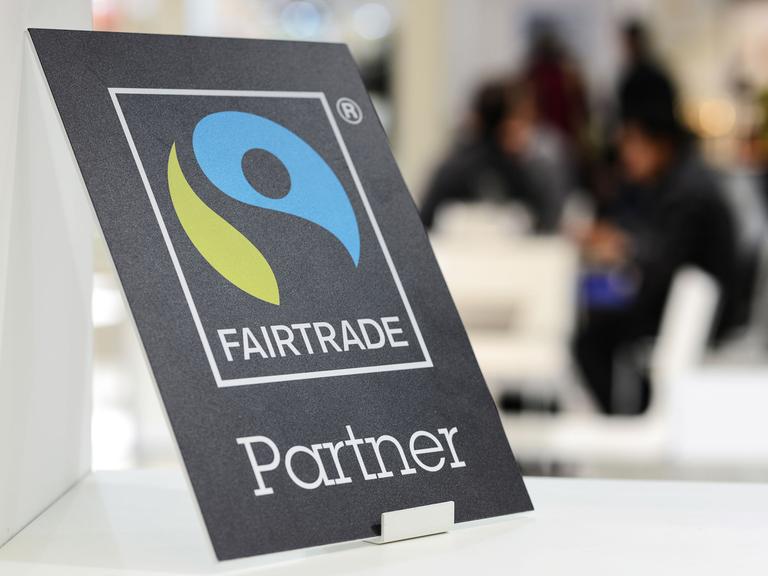 Ein Schild mit der Aufschrift «Fairtrade Partner» steht auf der BioFach-Messe 2014 in Nürnberg (Bayern).