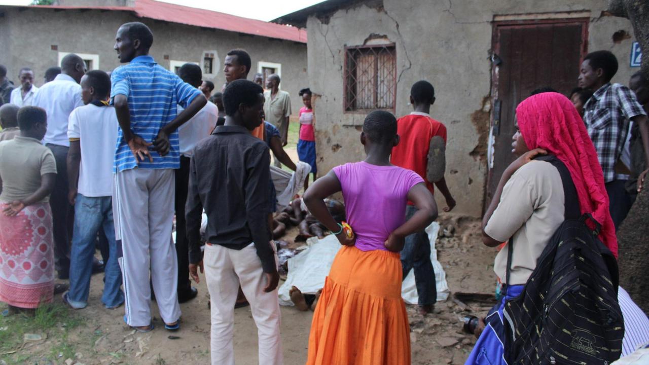 Bewohner der burundischen Hauptstadt Bujumbura versammeln sich am 9. Dezember 2015 nach der Erschießung mehrerer Menschen.