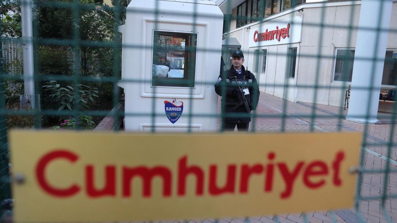 Ein bewaffneter Sicherheitsmann am Hauptsitz der Cumhuriyet-Tageszeitung in Istanbul (Oktober 2016)