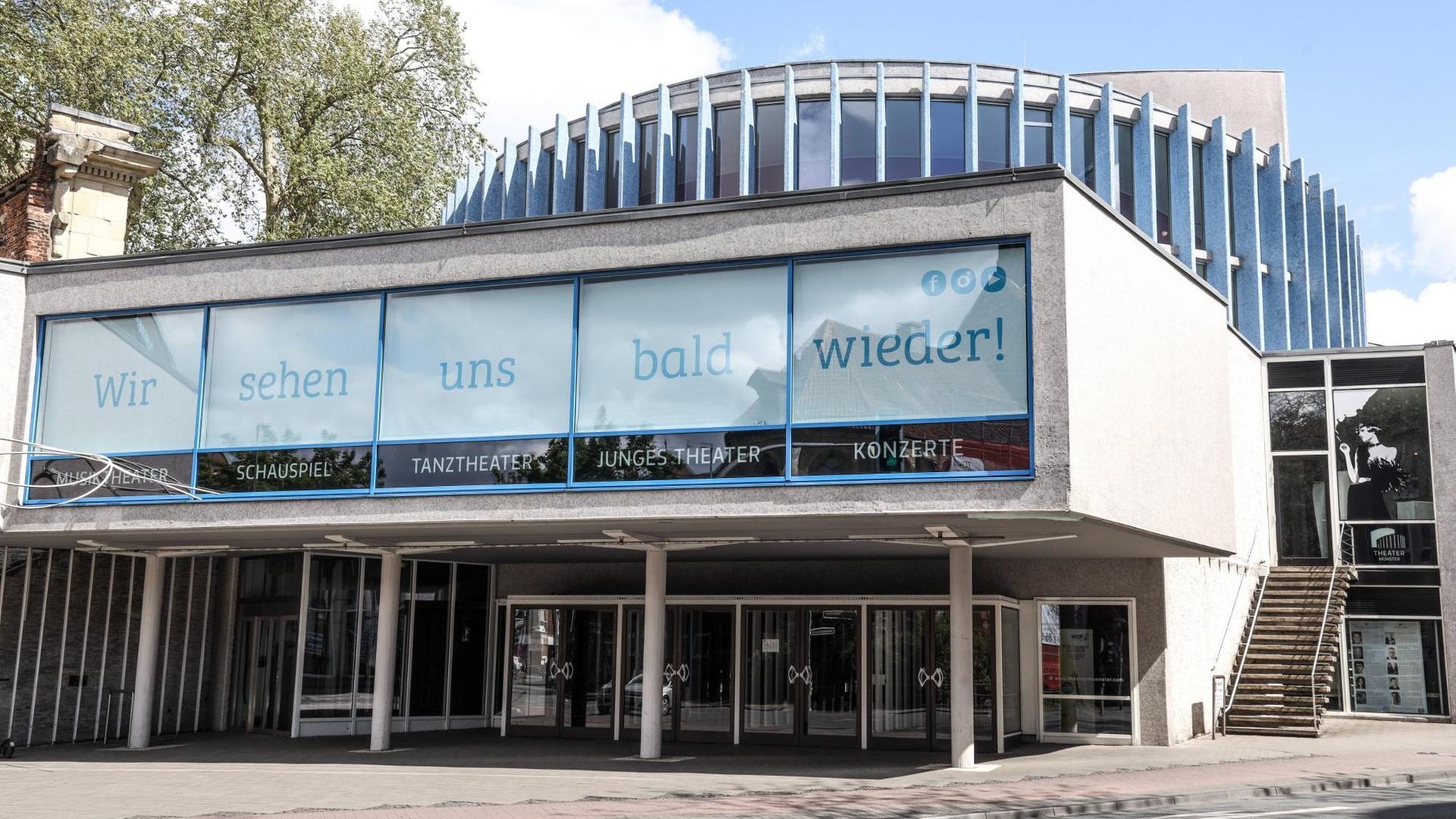 "Wir sehen uns bald wieder" steht auf dem Banner des Theaters Münster.