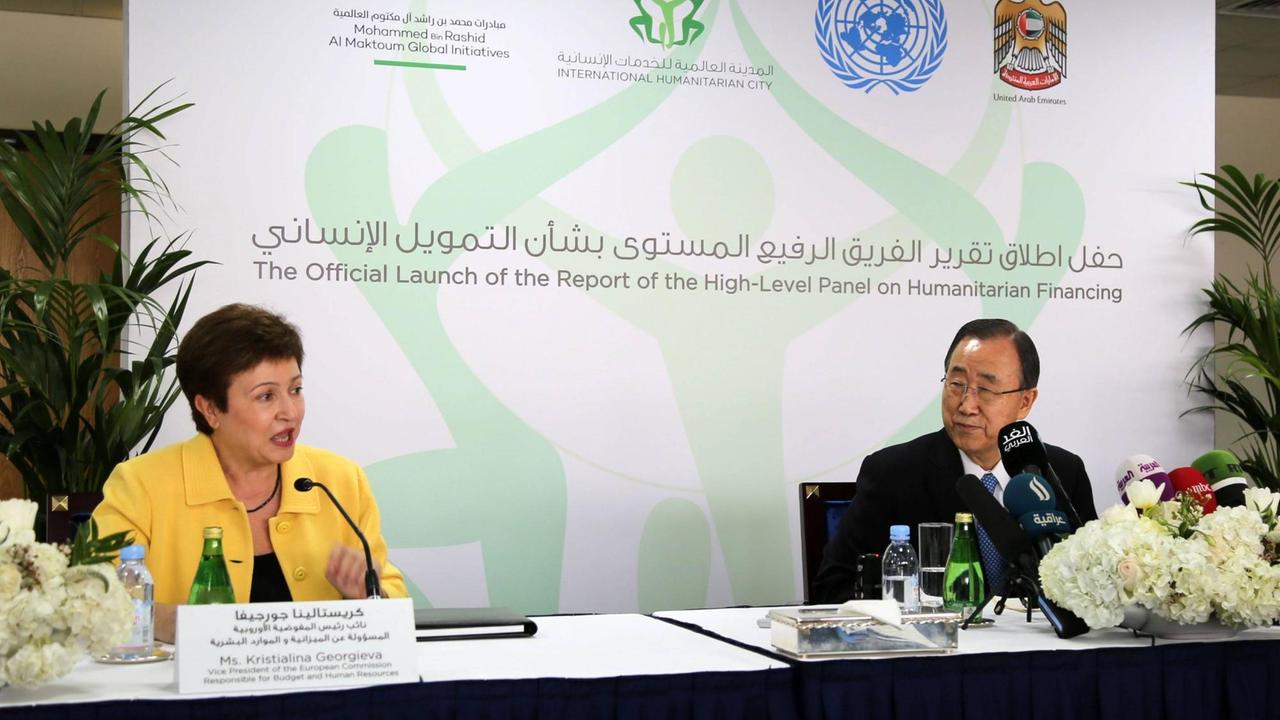 Eine Frau in mittleren Jahren spricht auf einer Konferenz in ein Mikrofon, sie trägt eine gelbe Jacke. Neben ihr sitzt der Generalsekretär der Vereinten Nationen, Ban Ki Moon. Die Frau ist Kristalina Georgieva, Vizepräsidentin der EU-Kommission.