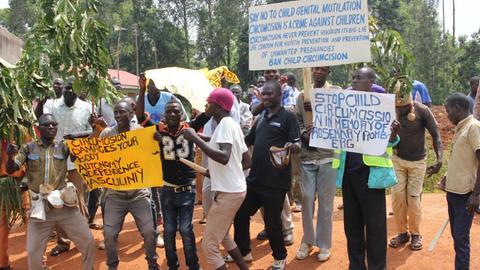 Demonstration gegen die Beschneidung von kleinen Jungen im Kreis Kakamega, wo die Beschneidungen zum Teil ohne Wissen der Eltern durchgeführt wurden.